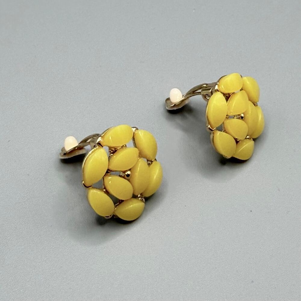 Isaac Mizrahi New York Yellow Resin Cluster Clip-On Earrings NWT - Picture 3 of 4